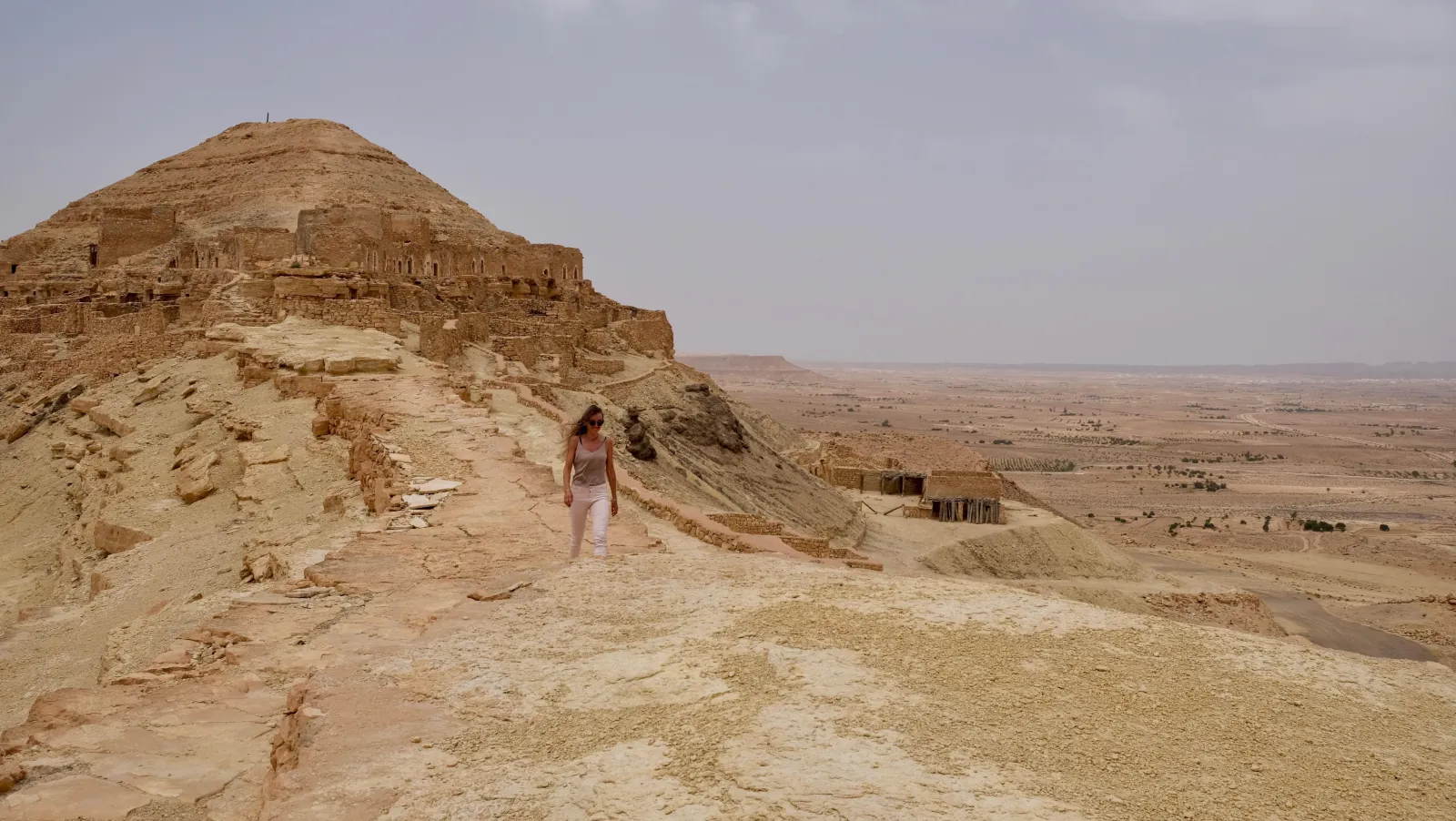 Walkers on the ridge above the Dahar plateau